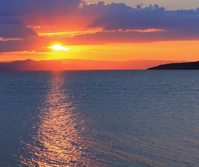 Acacia Lake View Motel