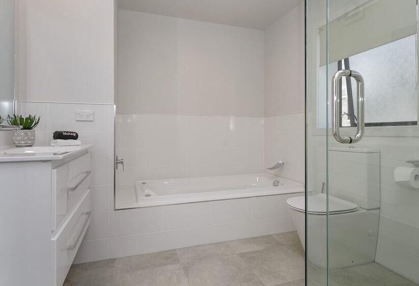 Acacia Lake View Motel