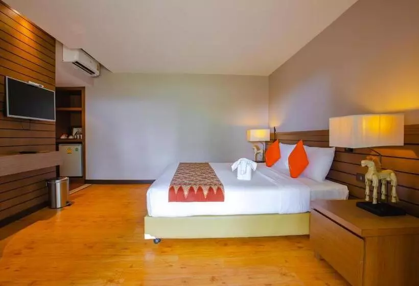 Hotelli C&n Kho Khao Beach Resort Sha Plus