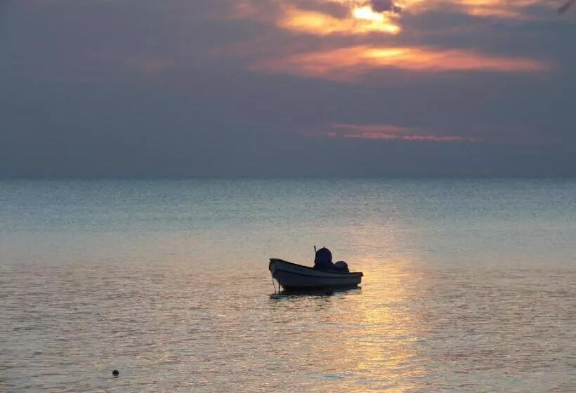 Hotelli C&n Kho Khao Beach Resort Sha Plus