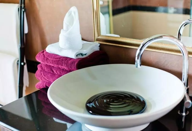 Hotelli C&n Kho Khao Beach Resort Sha Plus