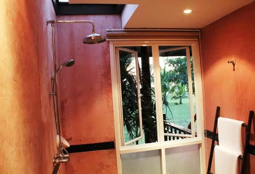 Hotelli C&n Kho Khao Beach Resort Sha Plus