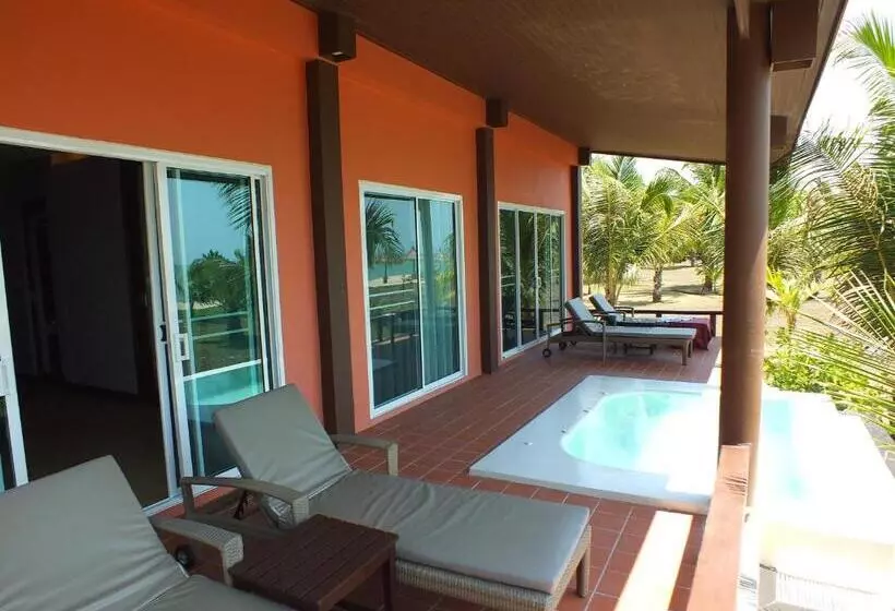 Hotelli C&n Kho Khao Beach Resort Sha Plus