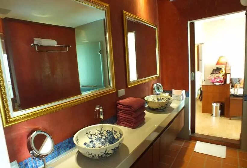Hotelli C&n Kho Khao Beach Resort Sha Plus