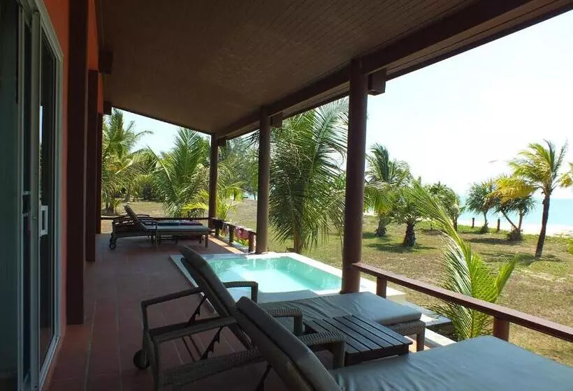 Hotelli C&n Kho Khao Beach Resort Sha Plus