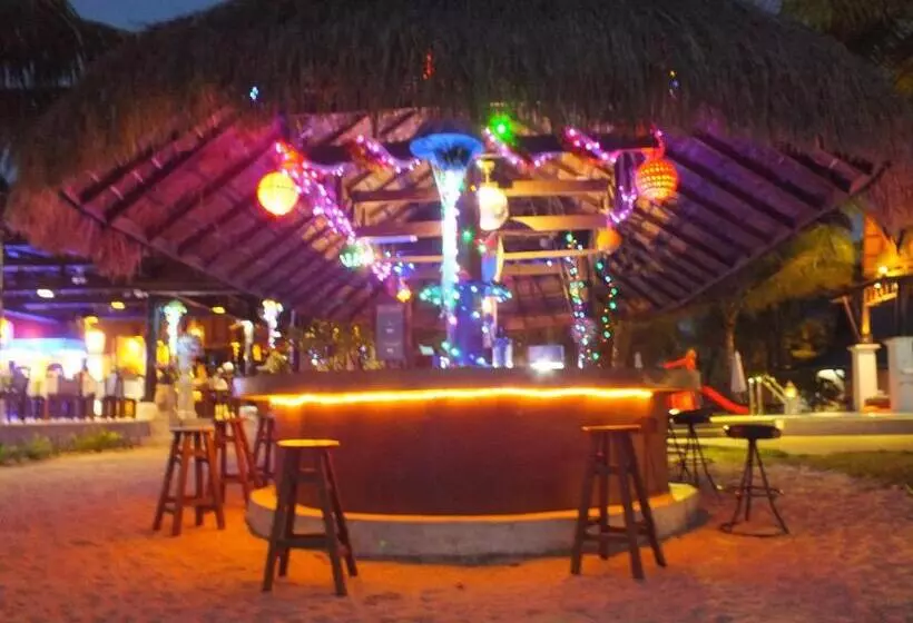 Hotelli C&n Kho Khao Beach Resort Sha Plus