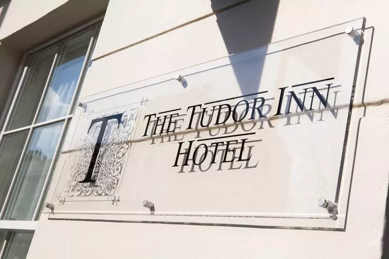 هتل The Tudor Inn