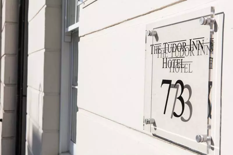 هتل The Tudor Inn