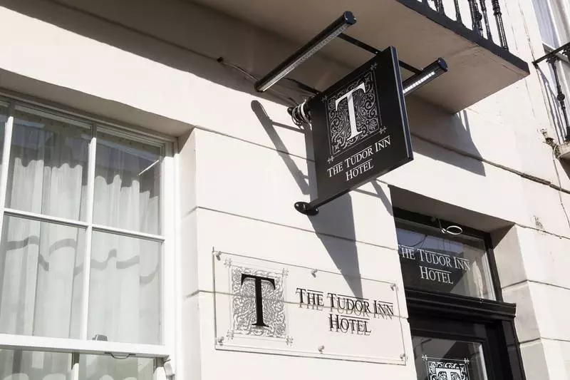 هتل The Tudor Inn