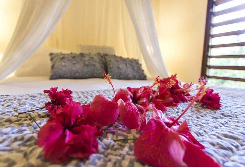 هتل Poppys On The Lagoon