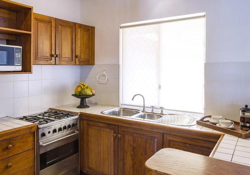 هتل Poppys On The Lagoon