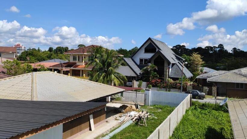 هتل The Secret Sanctuary Boutique Cottage Kuching