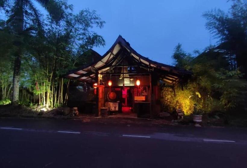 هتل The Secret Sanctuary Boutique Cottage Kuching