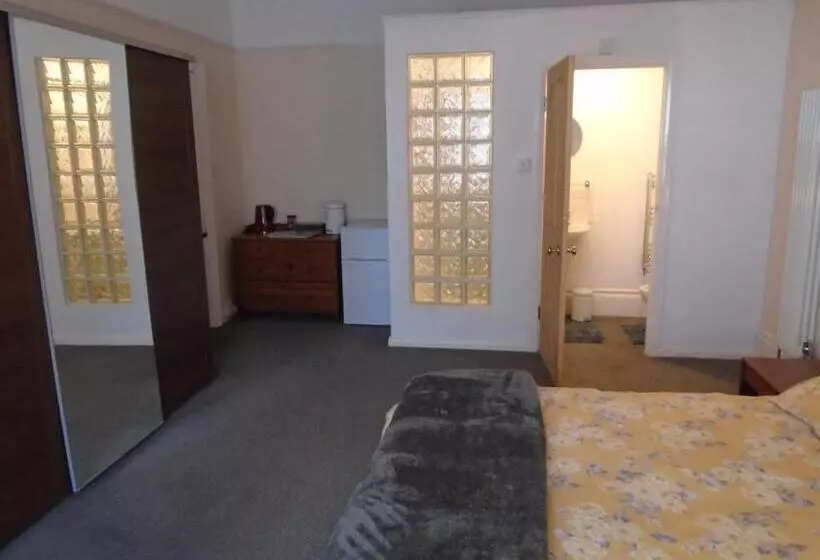 Aamiaismajoitus (B&B) Spectacular Sea View Double, With Exclusive Bathroom & Use Of Patio And Bike Store