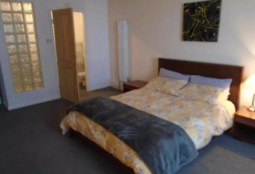 Aamiaismajoitus (B&B) Spectacular Sea View Double, With Exclusive Bathroom & Use Of Patio And Bike Store