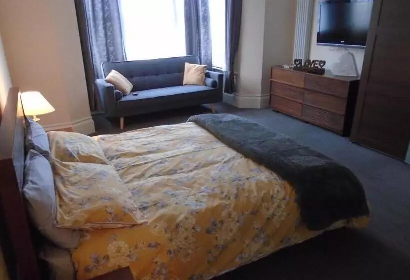 Aamiaismajoitus (B&B) Spectacular Sea View Double, With Exclusive Bathroom & Use Of Patio And Bike Store