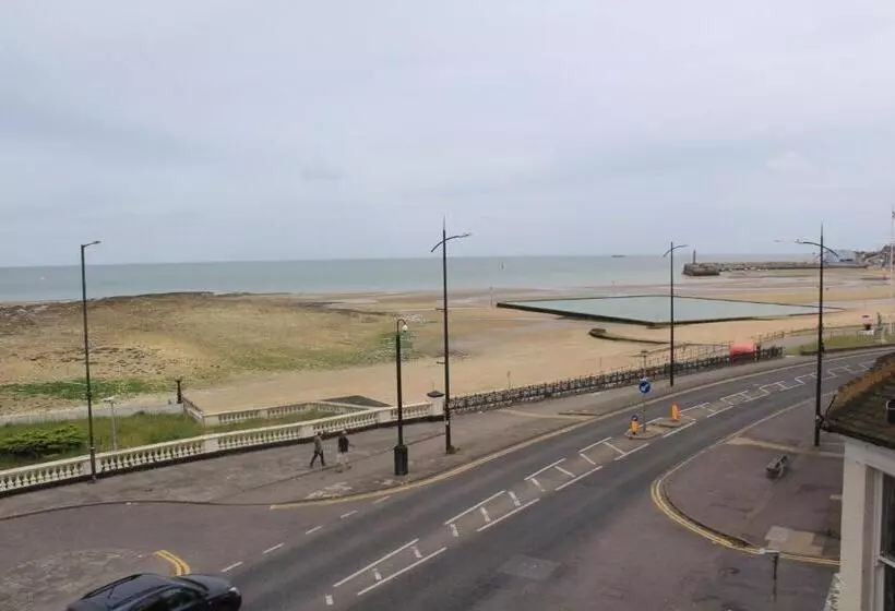 Aamiaismajoitus (B&B) Spectacular Sea View Double, With Exclusive Bathroom & Use Of Patio And Bike Store