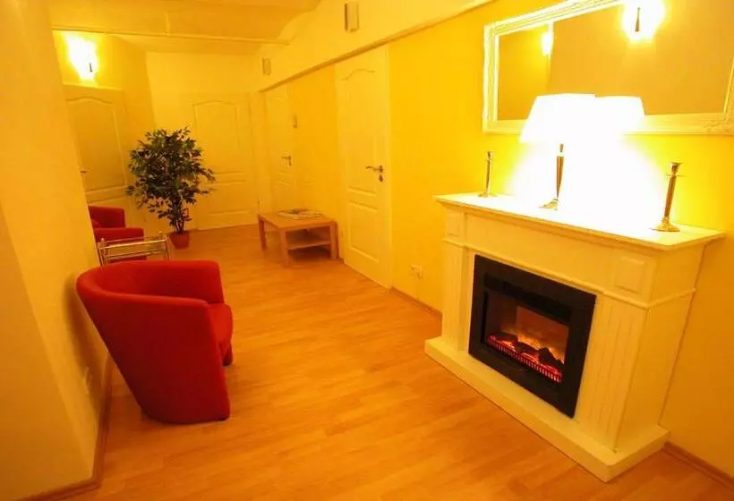 Budgetrooms   Souterrain Private Rooms & Kitchen