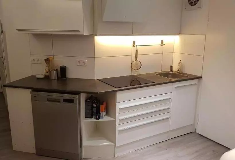 Budgetrooms   Souterrain Private Rooms & Kitchen