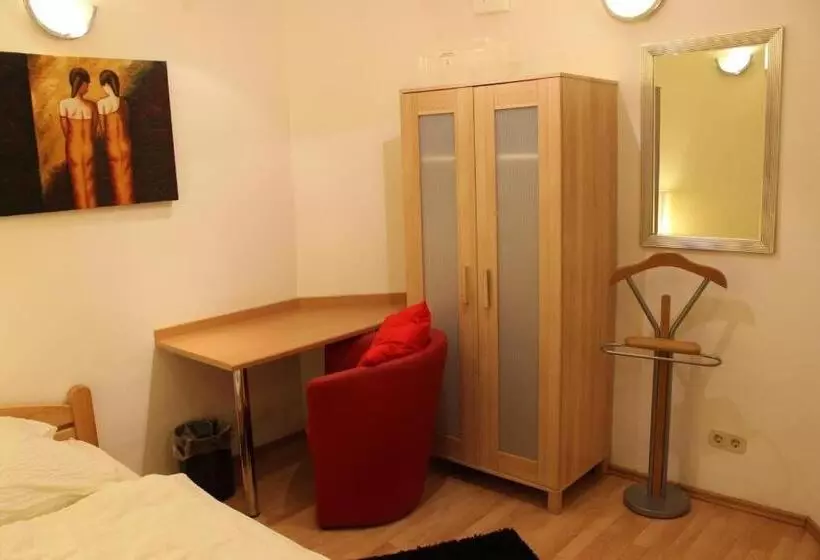 Budgetrooms   Souterrain Private Rooms & Kitchen