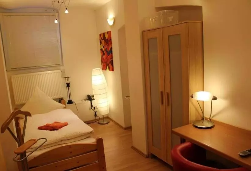 Budgetrooms   Souterrain Private Rooms & Kitchen