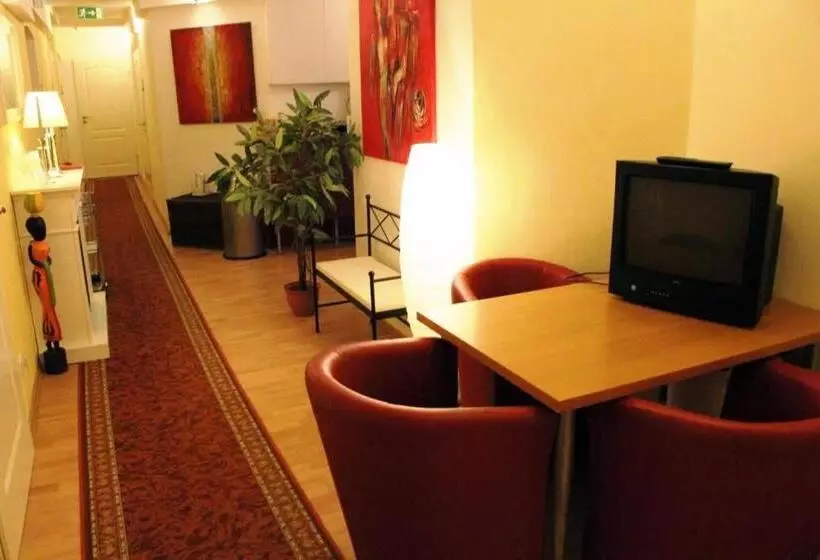 Budgetrooms   Souterrain Private Rooms & Kitchen