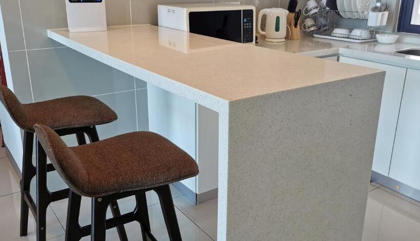 Dwharf Seaview Executive Suit Portdickson