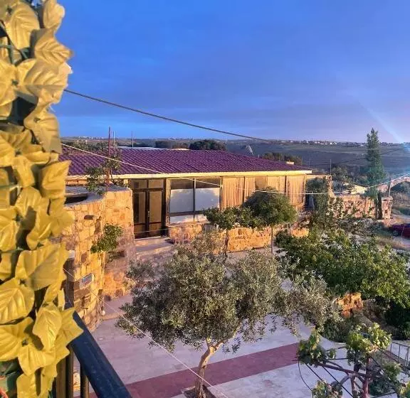 تختخواب و صبحانه Al Karak Countryside And