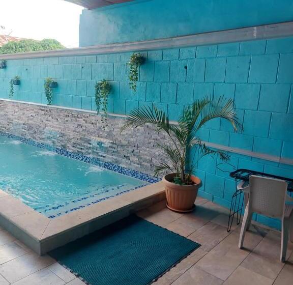 تختخواب و صبحانه Shernette Nest