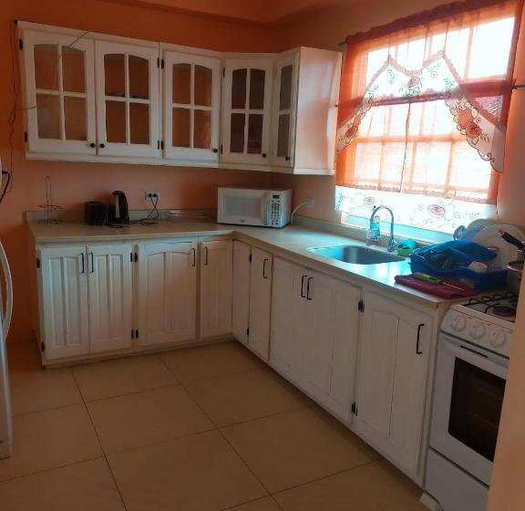 تختخواب و صبحانه Shernette Nest