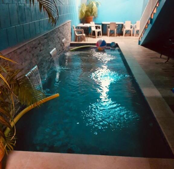 تختخواب و صبحانه Shernette Nest