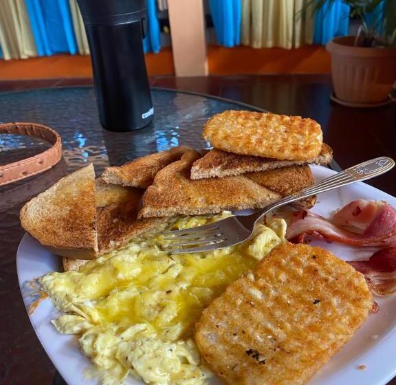 تختخواب و صبحانه Shernette Nest