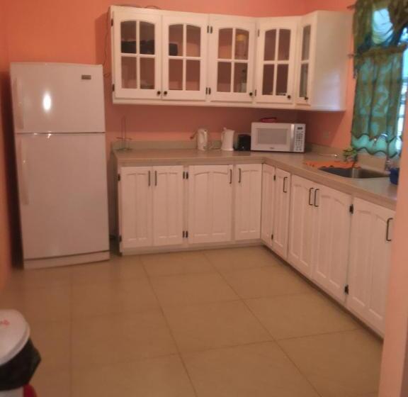 تختخواب و صبحانه Shernette Nest