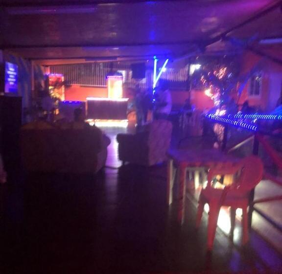 تختخواب و صبحانه Shernette Nest