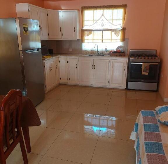 تختخواب و صبحانه Shernette Nest