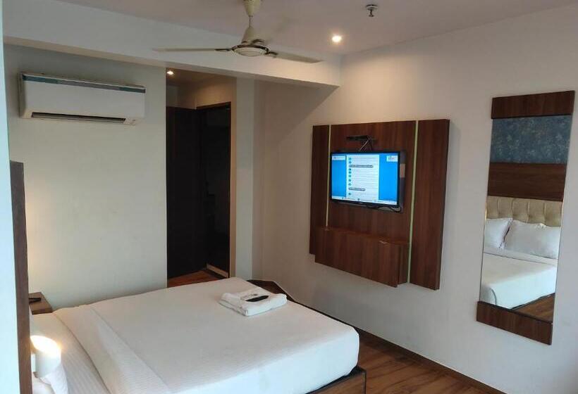 هتل Godrej Avenue