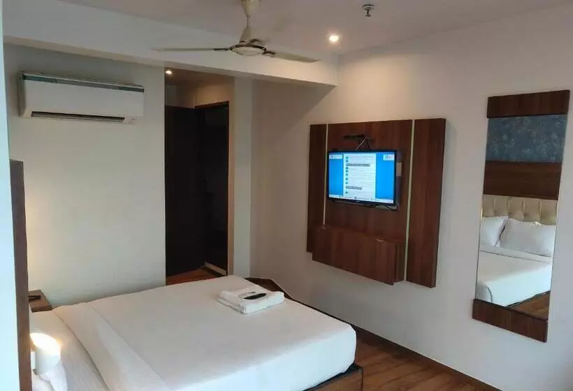 ホテル Godrej Avenue