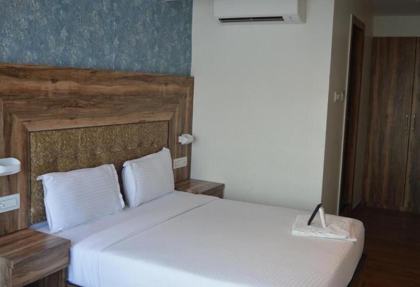 هتل Godrej Avenue