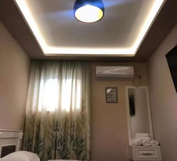 هتل Universi