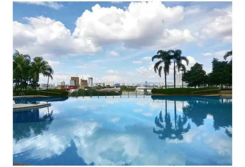 Subang City Residence, 8 9 Pax With Balcony, Walking Distance To Summit, 5min To Sunway