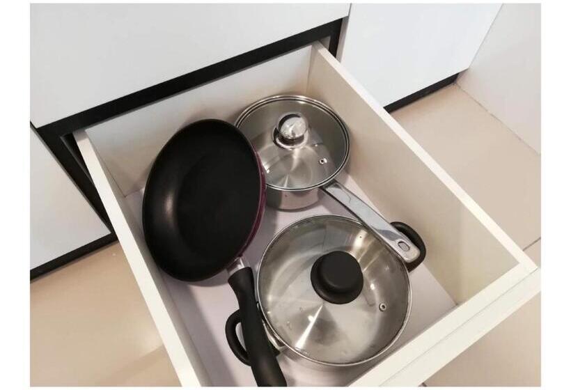 Subang City Residence, 8 9 Pax With Balcony, Walking Distance To Summit, 5min To Sunway