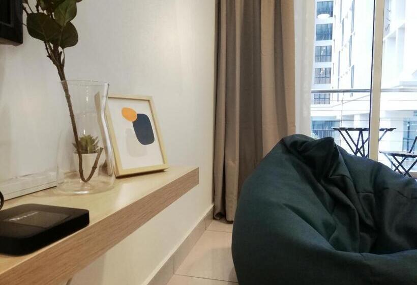 Subang City Residence, 8 9 Pax With Balcony, Walking Distance To Summit, 5min To Sunway