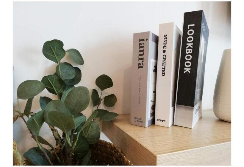 Subang City Residence, 8 9 Pax With Balcony, Walking Distance To Summit, 5min To Sunway