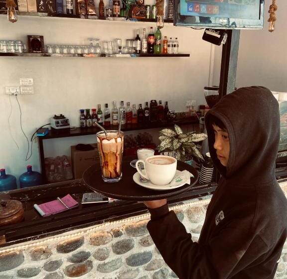 تختخواب و صبحانه Aati Cafe