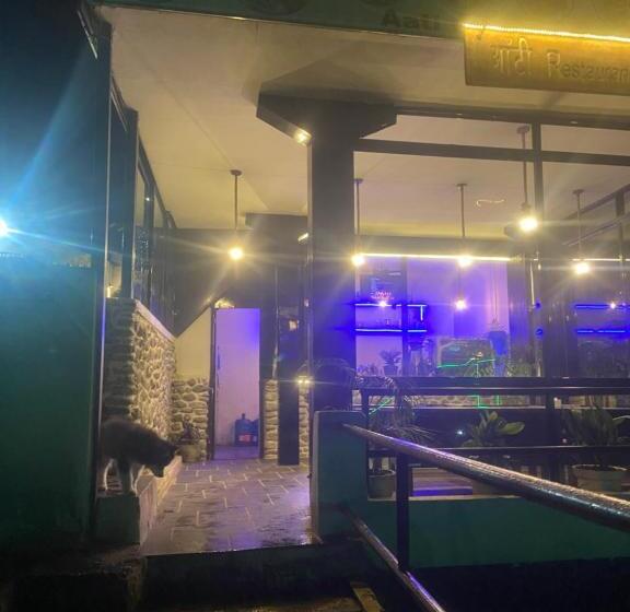 تختخواب و صبحانه Aati Cafe