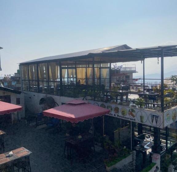 تختخواب و صبحانه Aati Cafe