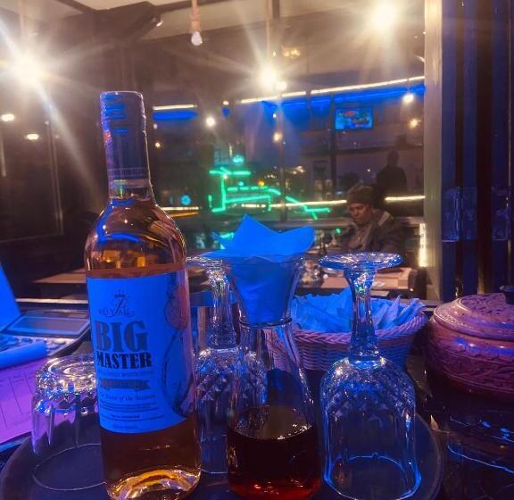 تختخواب و صبحانه Aati Cafe