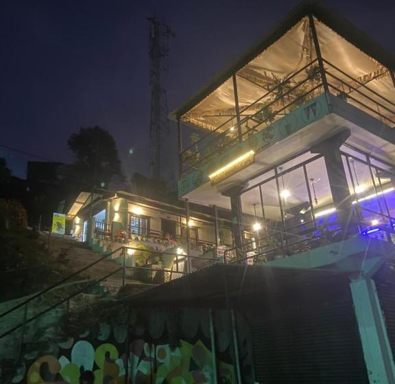 تختخواب و صبحانه Aati Cafe