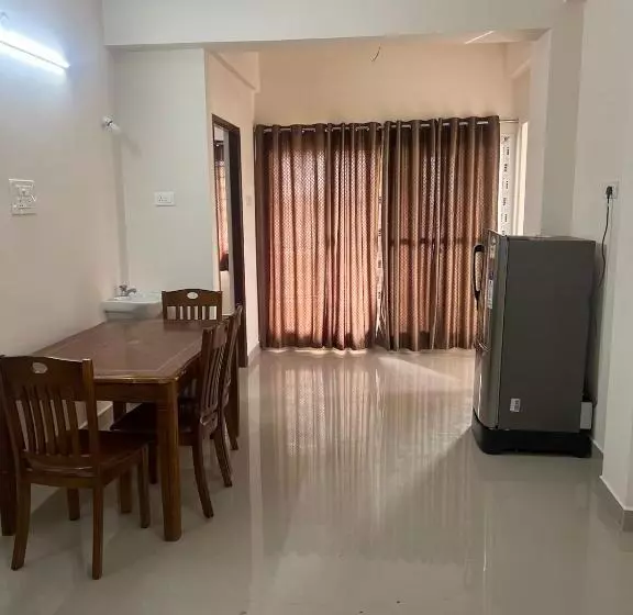 ホテル Aishwaryam Service Apartment