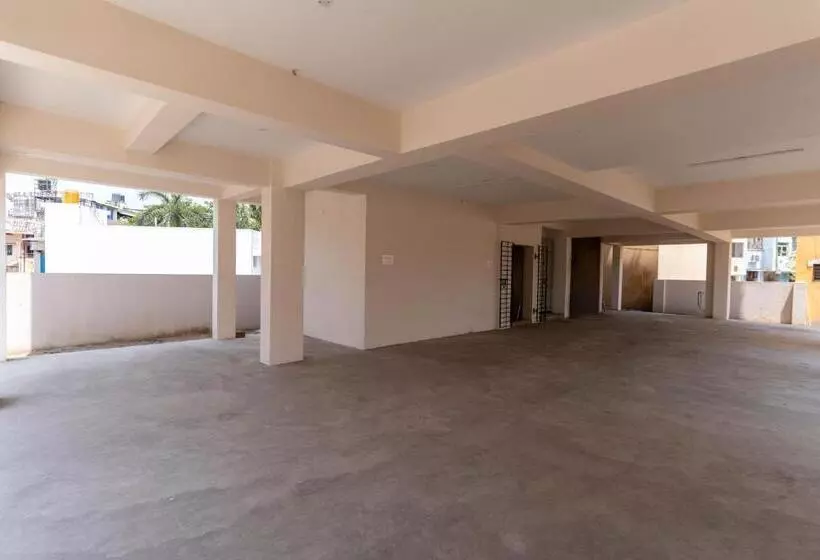 ホテル Aishwaryam Service Apartment